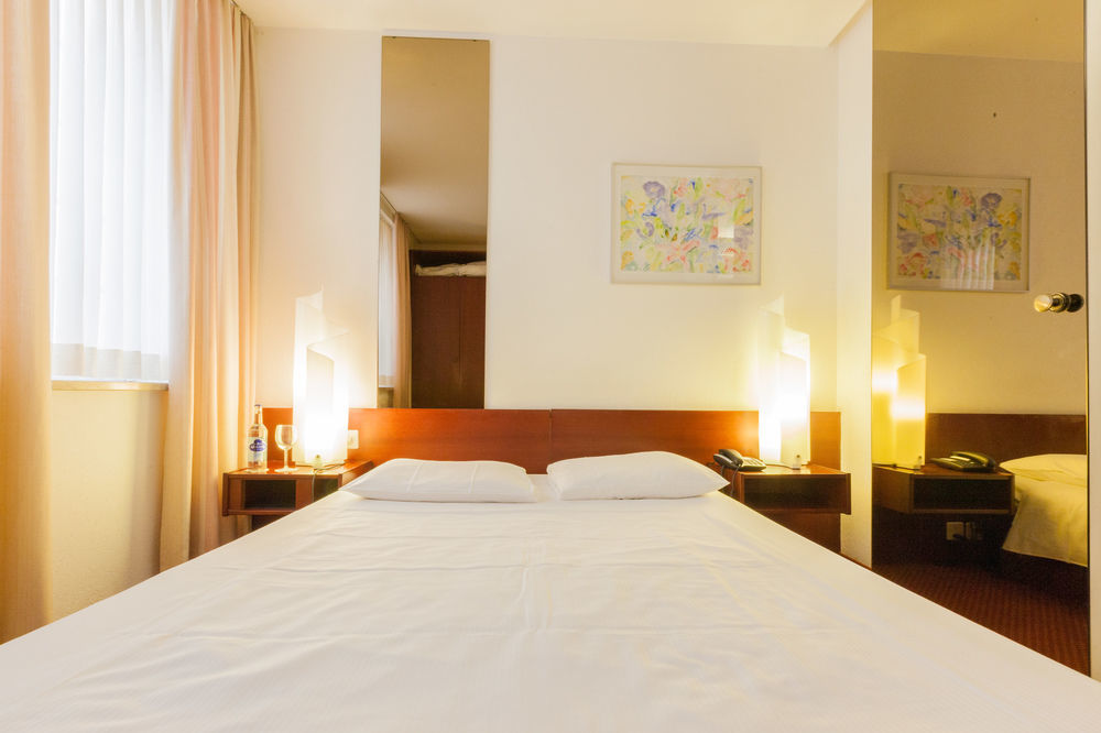 b_smart motel Basel Eksteriør bilde