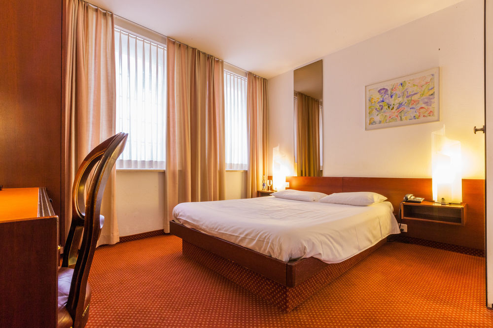 b_smart motel Basel Eksteriør bilde